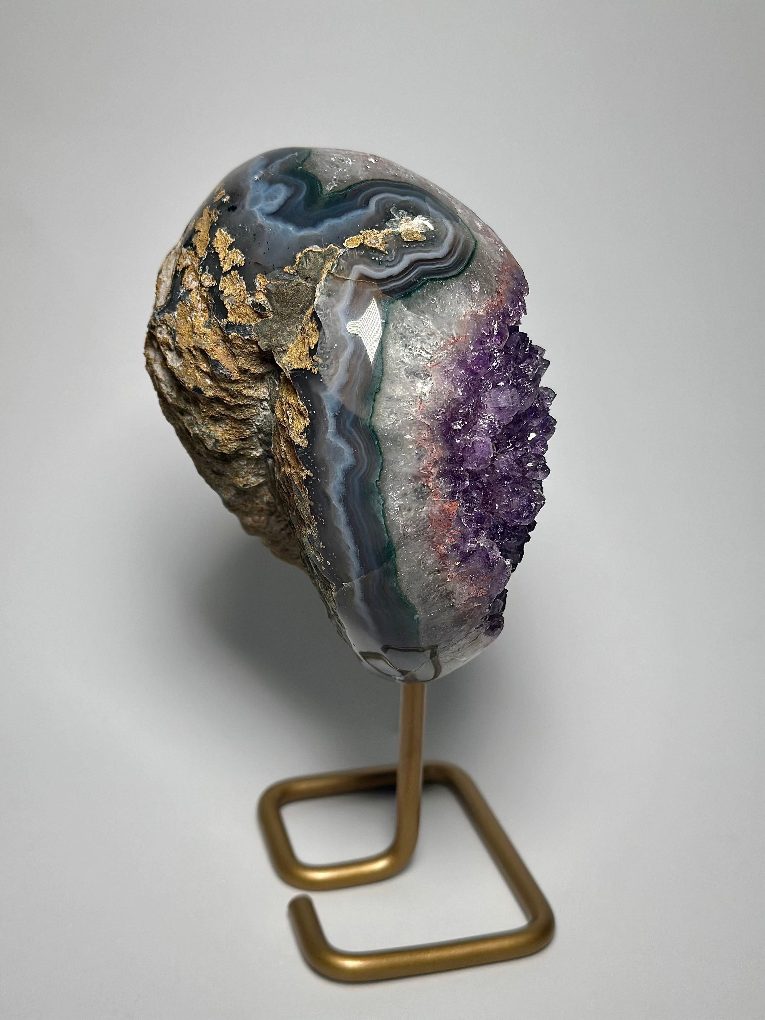 Ametistas ant stovo 800g.