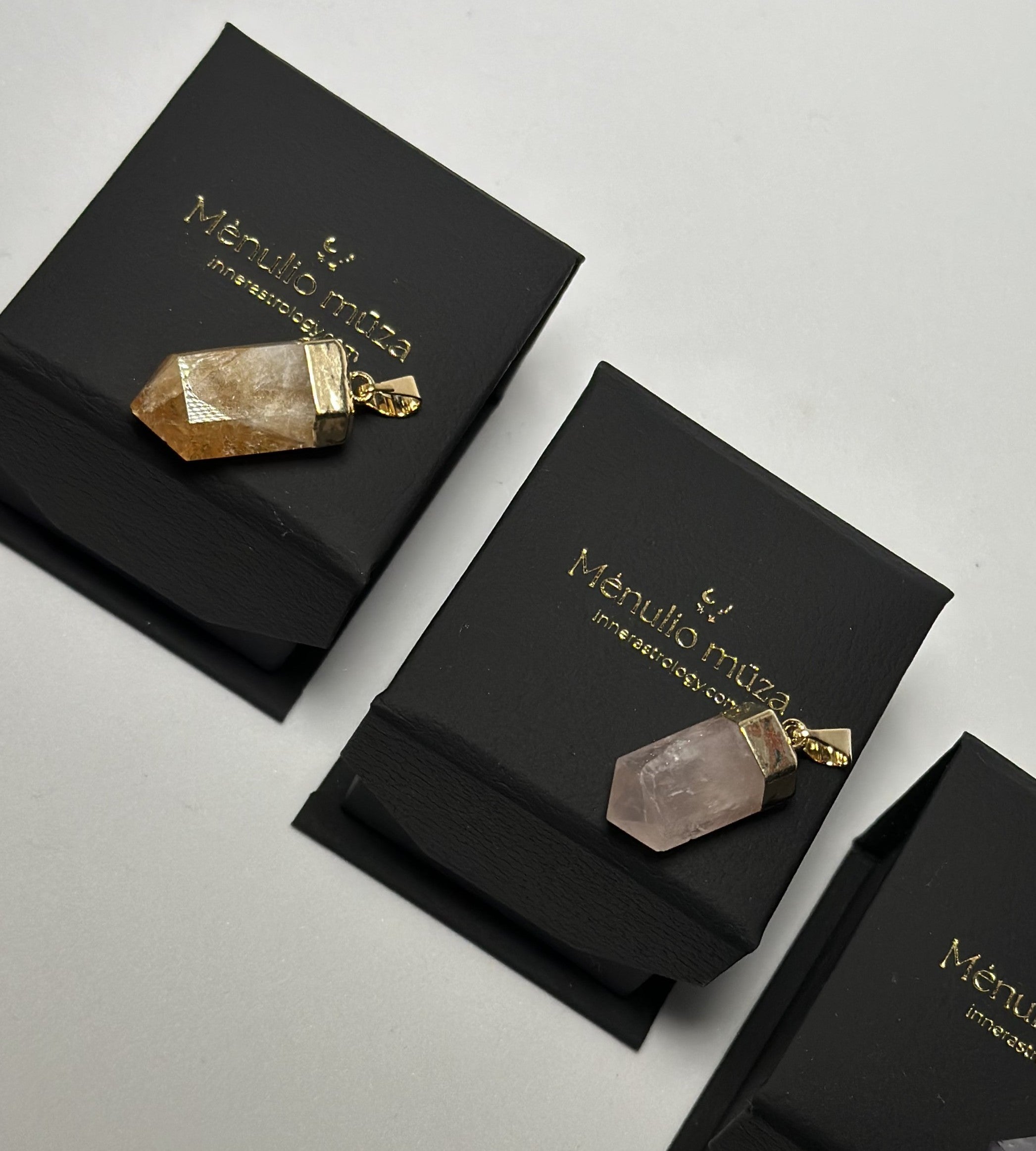 Kristalų švytuoklės pakabukas – rožinis kvarcas, citrinas, ametistas (gold)