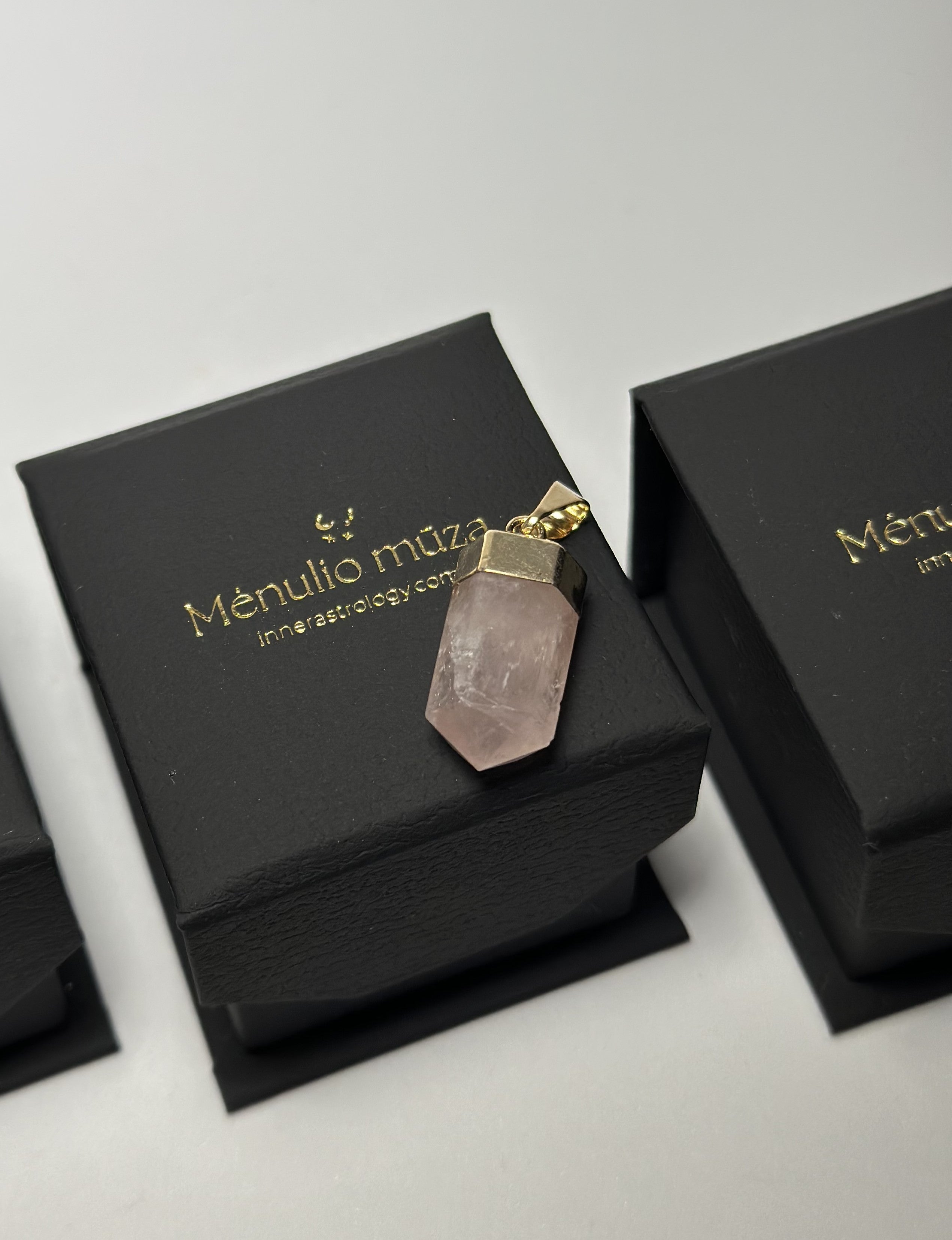 Kristalų švytuoklės pakabukas – rožinis kvarcas, citrinas, ametistas (gold)