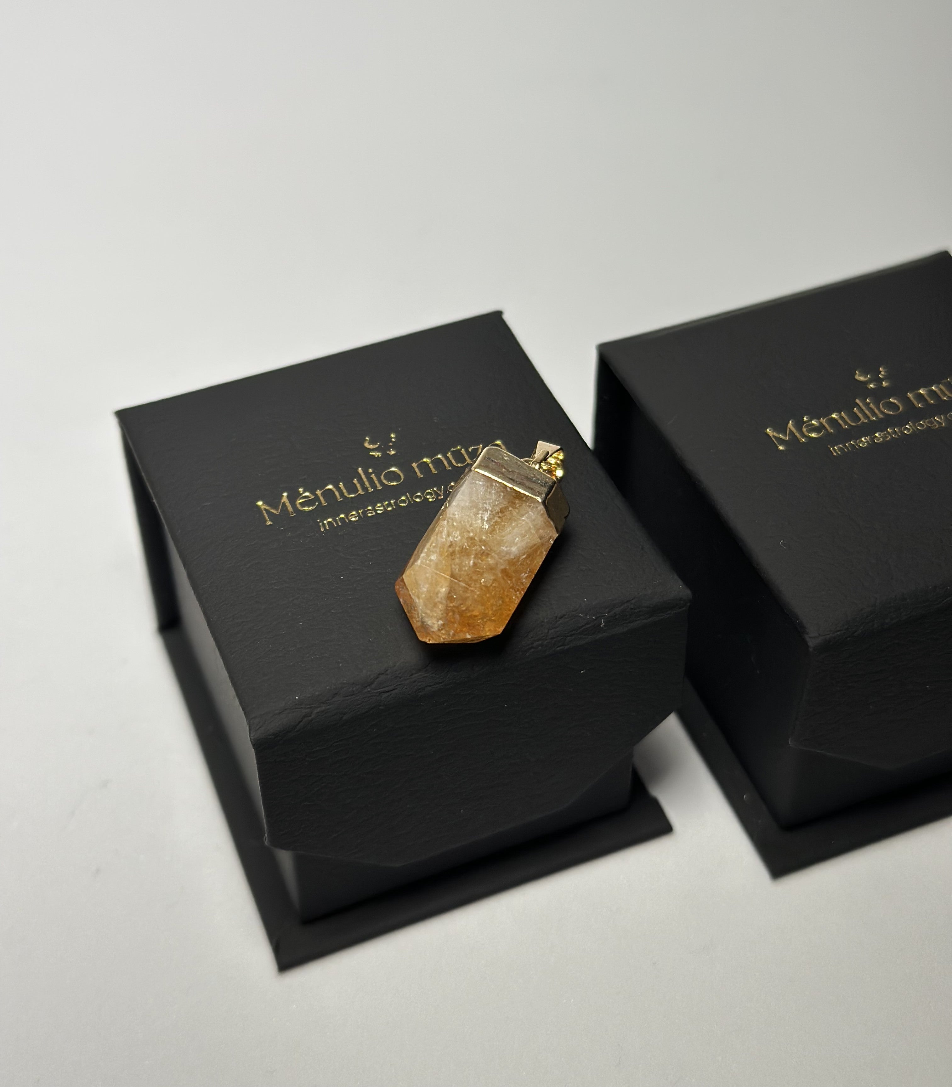 Kristalų švytuoklės pakabukas – rožinis kvarcas, citrinas, ametistas (gold)