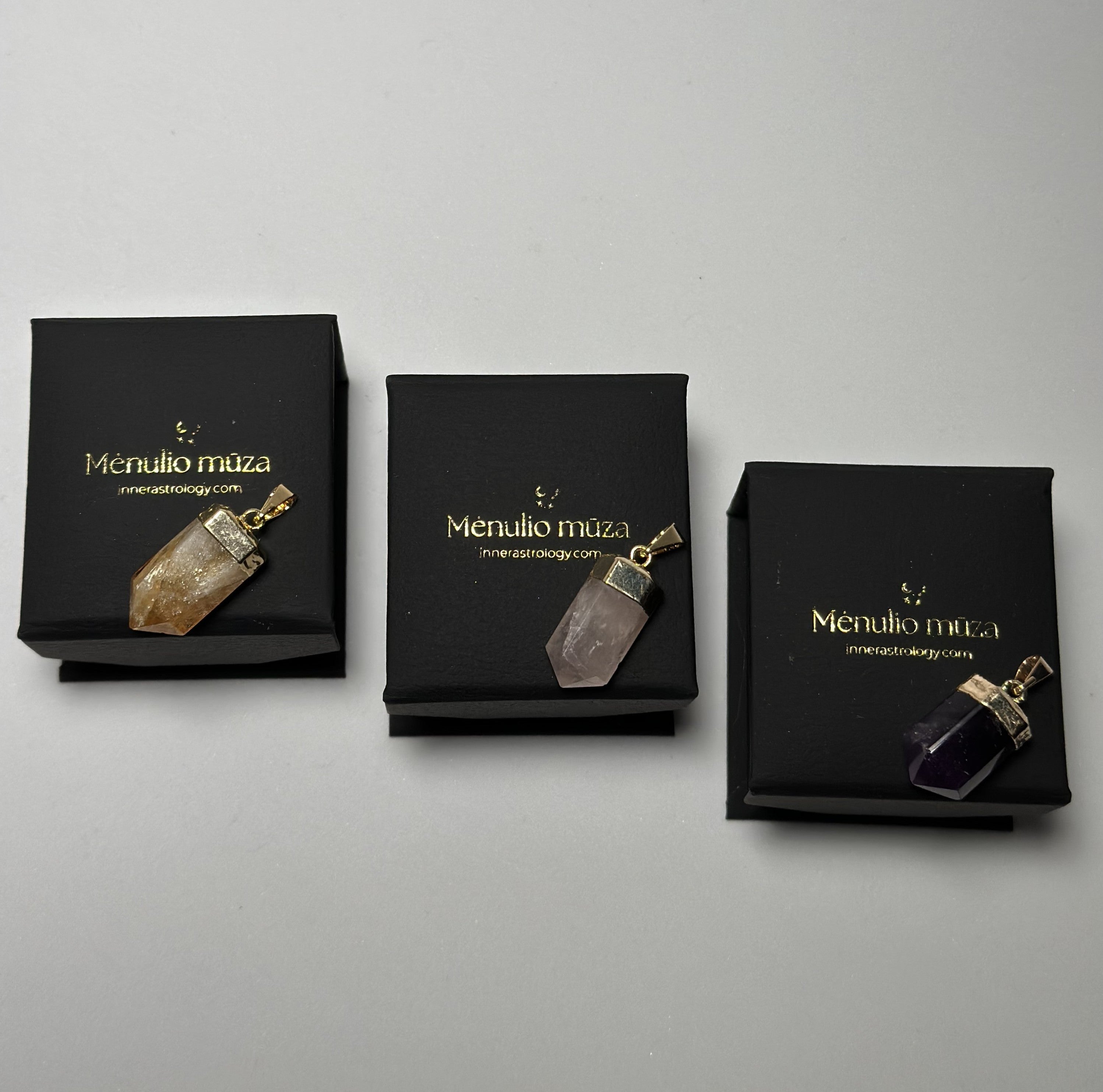 Kristalų švytuoklės pakabukas – rožinis kvarcas, citrinas, ametistas (gold)