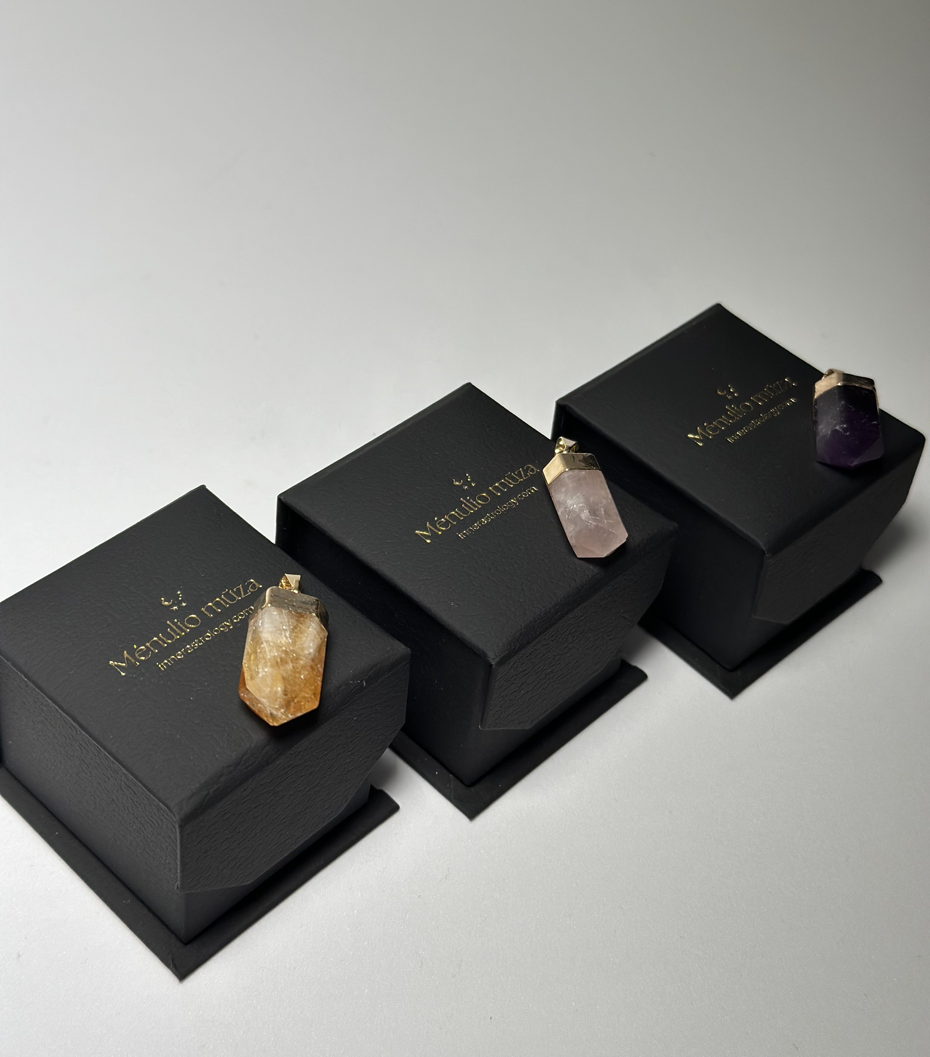 Kristalų švytuoklės pakabukas – rožinis kvarcas, citrinas, ametistas (gold)