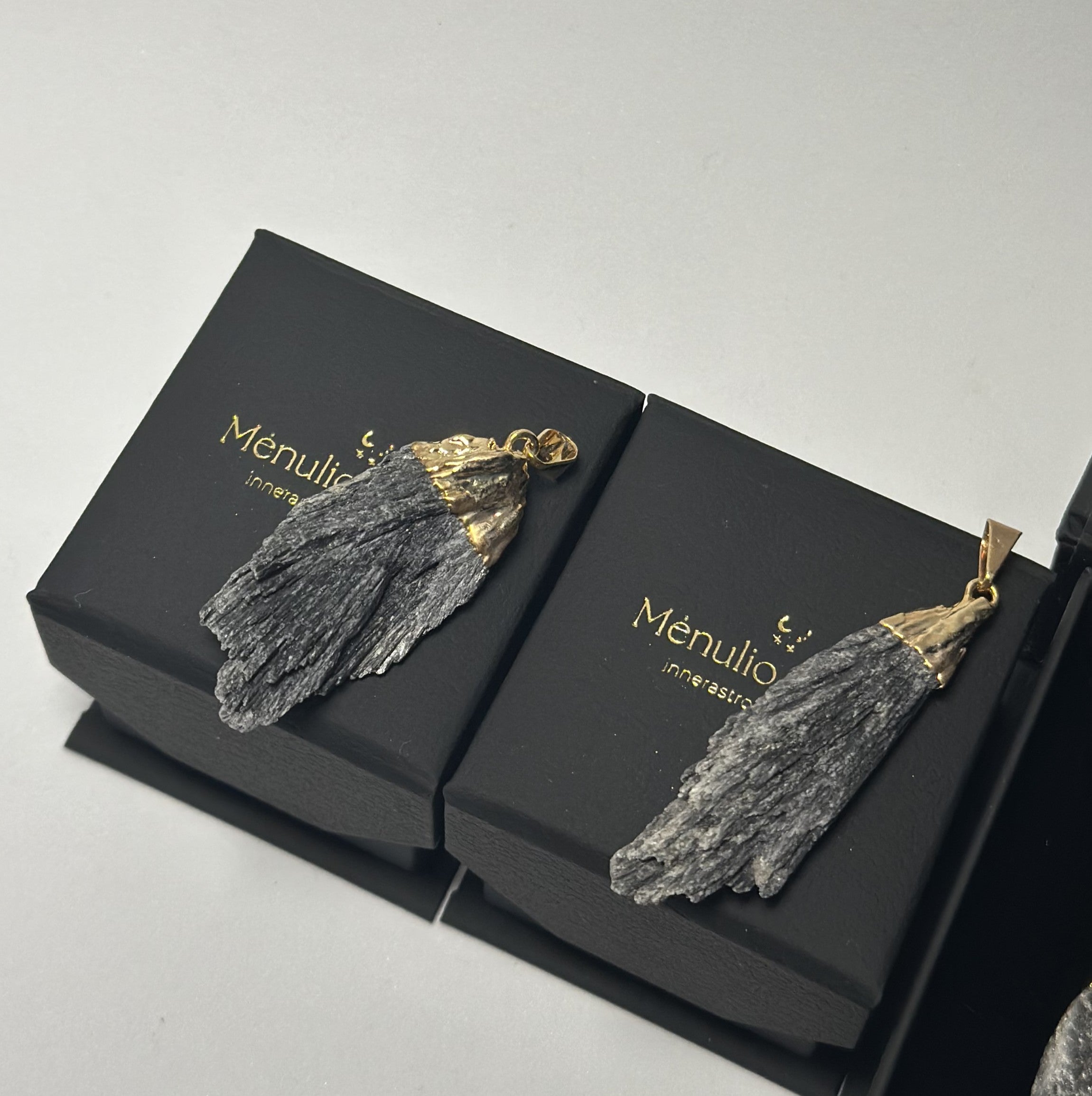 Juodojo kianito pakabukas