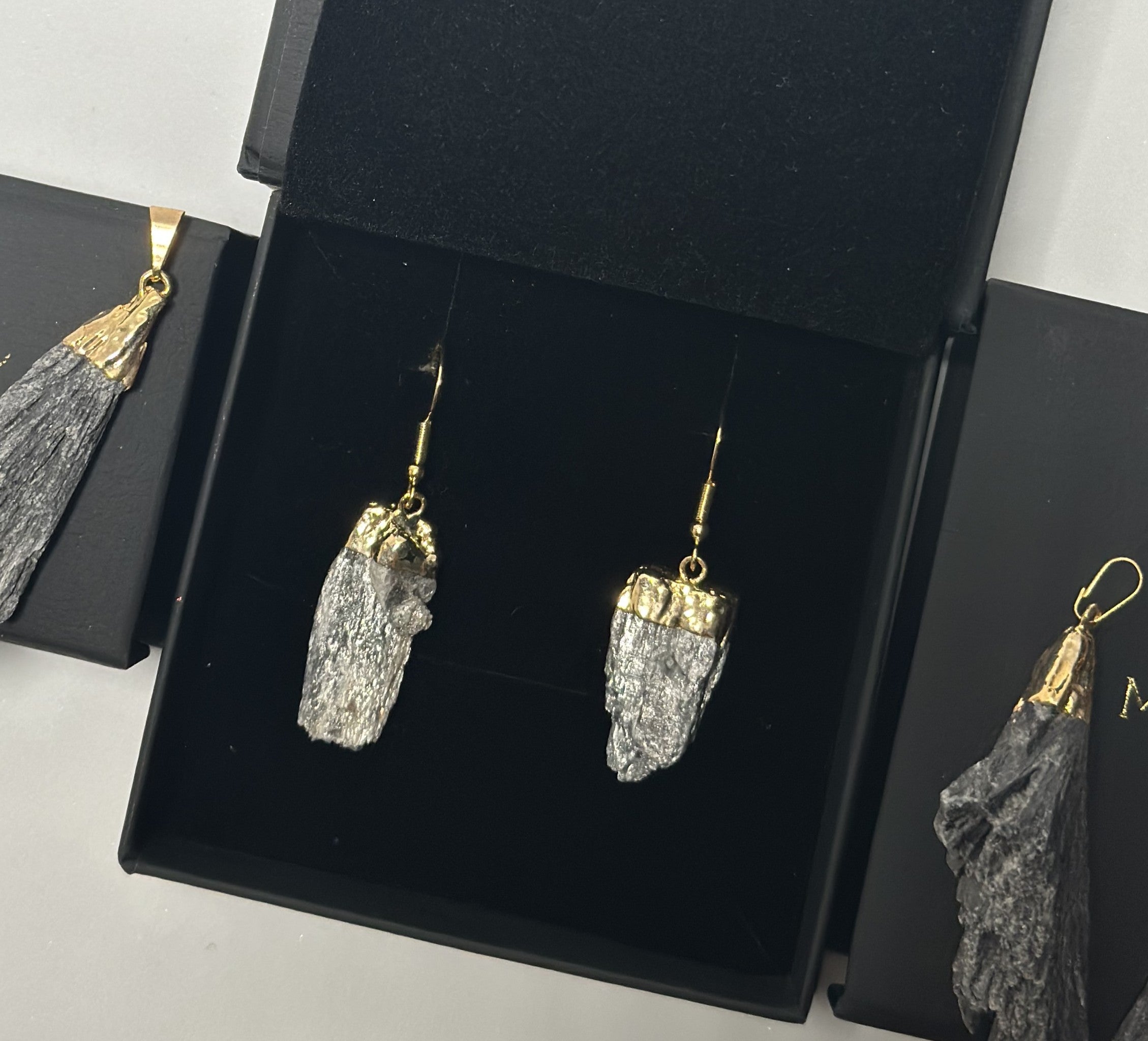 Juodojo kianito auskarai