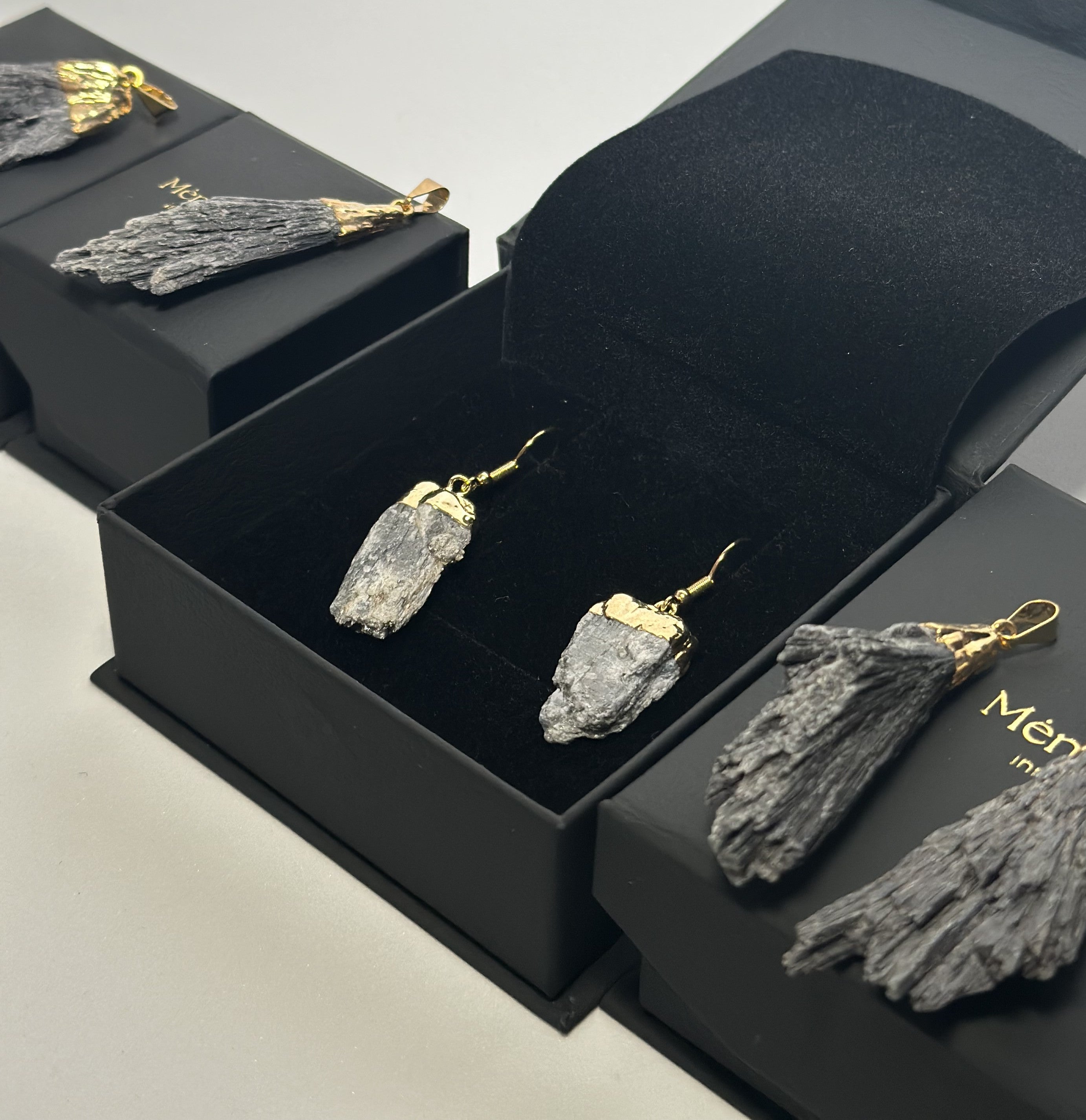 Juodojo kianito auskarai