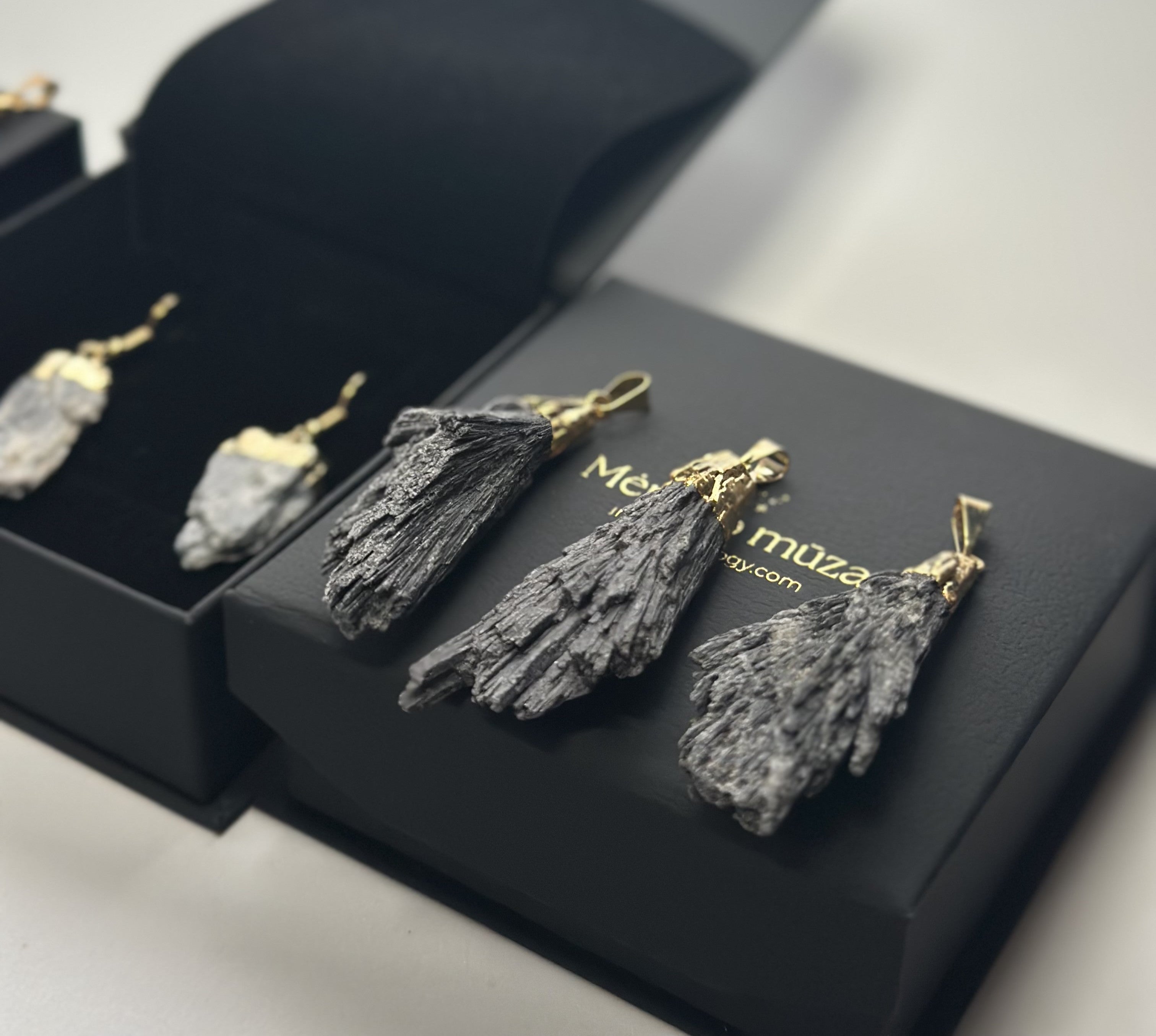 Juodojo kianito pakabukas