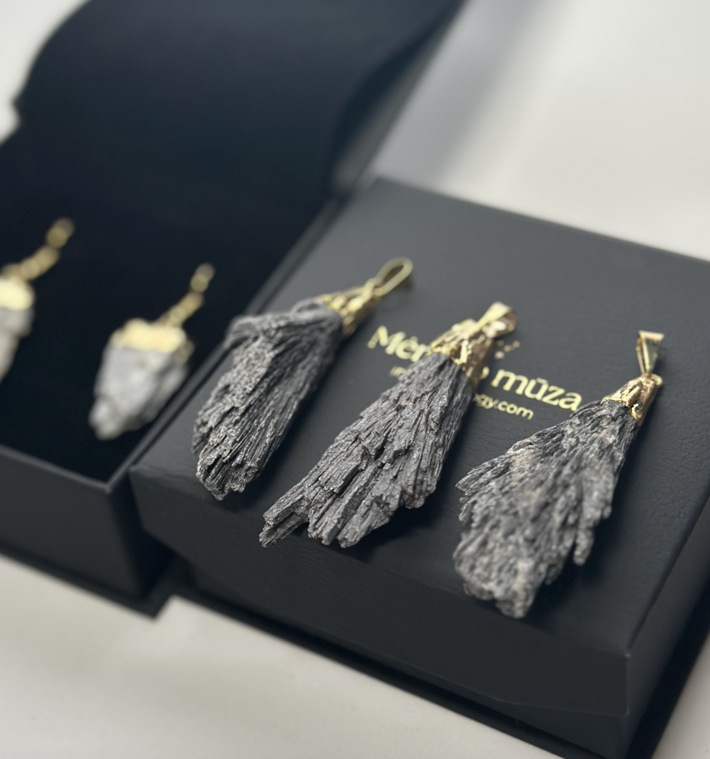 Juodojo kianito pakabukas